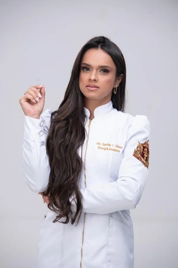 Dra. Jaqueline Oliveira, Cirurgiã-Dentista